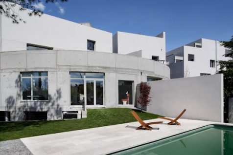 Vivienda semicircular con espacios ajardinados de Estudio ÁBATON