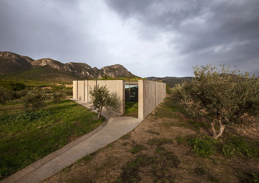 Residencia en Megara por Tense Architecture. Intimidad triangular