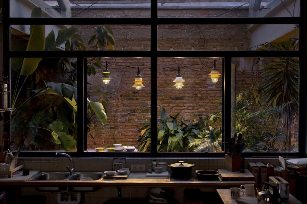 Santoniri-garland-on-a-terrace