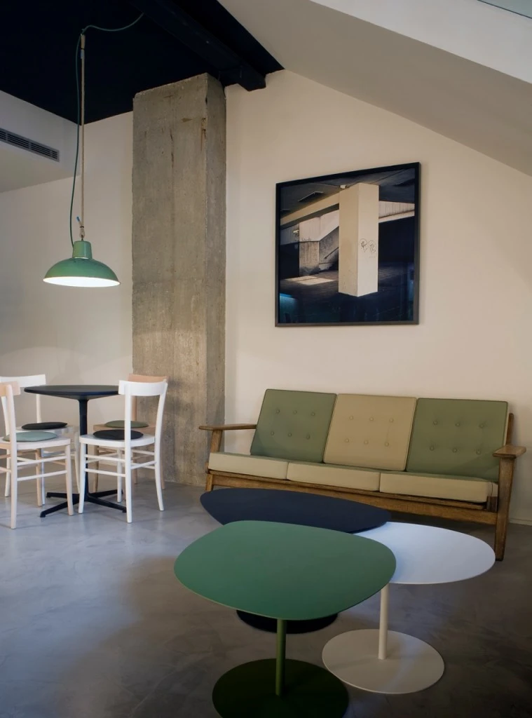 Rest. Magasand_sofa_danes