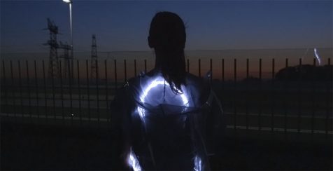 La moda reflectante de Pauline van Dongen para corredores nocturnos