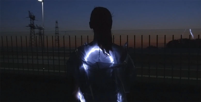 La moda reflectante de Pauline van Dongen para corredores nocturnos