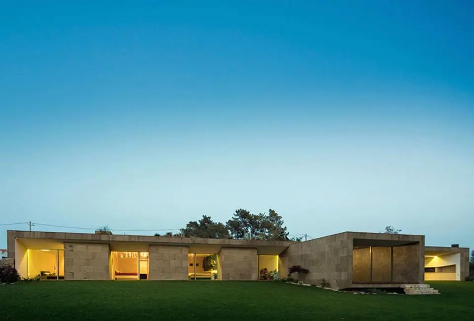 Hill Cork House, un hábil ejercicio de mimetismo en el litoral portugués