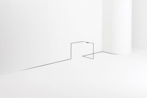 Nendo reinventa el espacio con mesas que abrazan sus contornos
