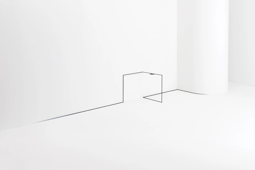 Nendo reinventa el espacio con mesas que abrazan sus contornos