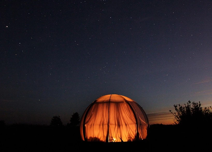 Un refugio transparente bajo las estrellas