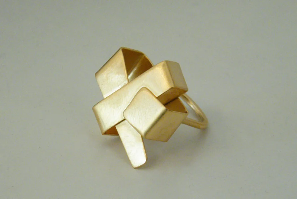 Lynn Ring, orfebrería artesana con un toque geométrico de vanguardia