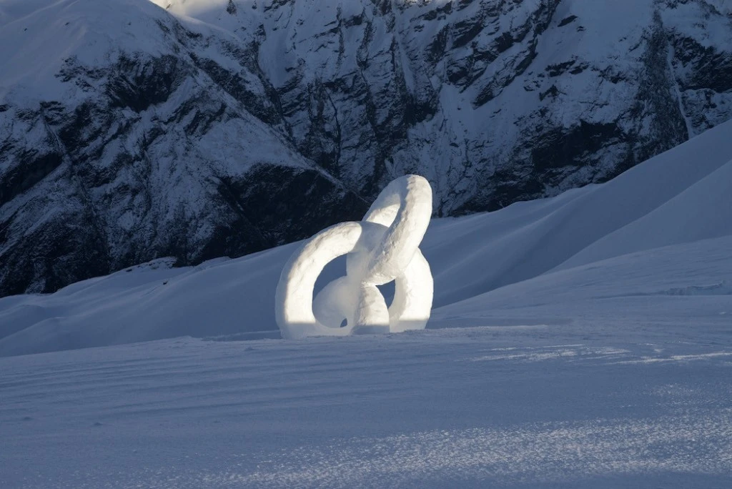 Escultura de hielo interconectada de Martin Hill
