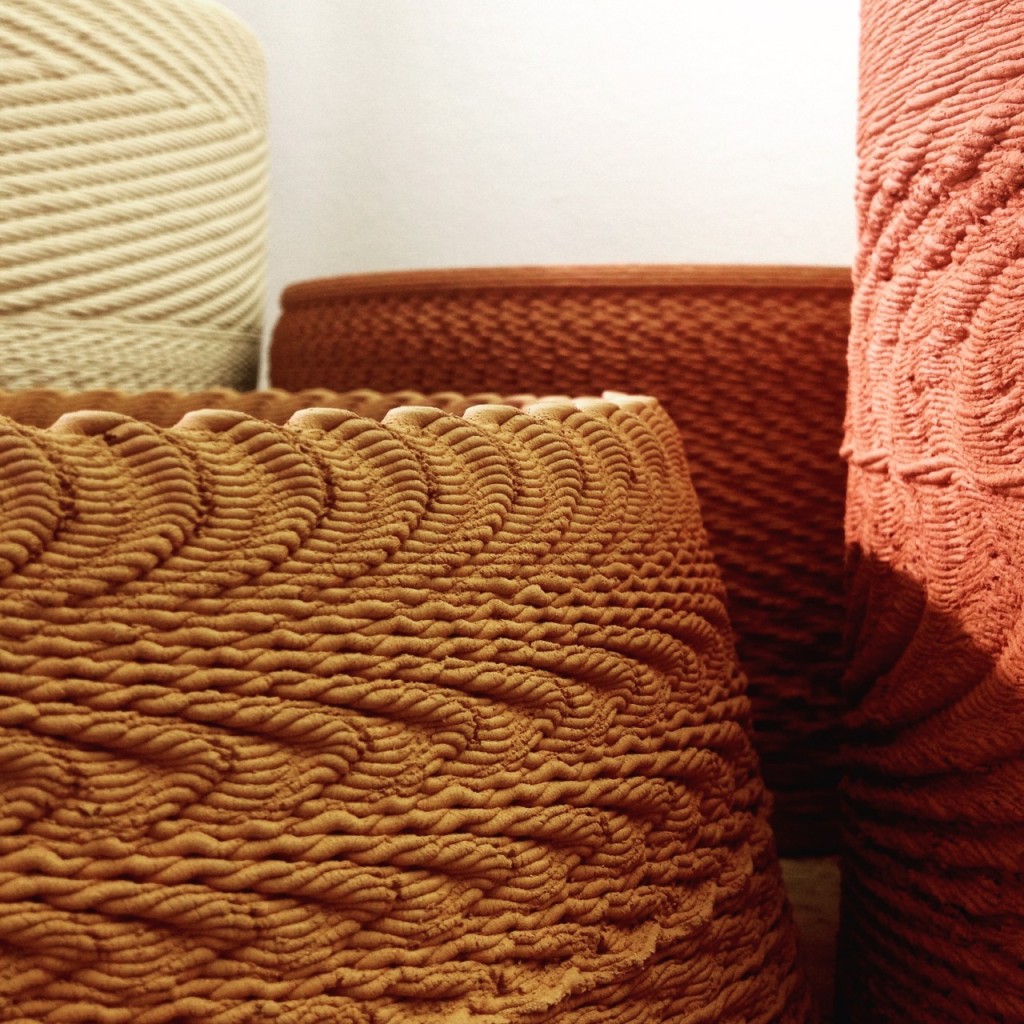 Detalle de varios jarrones en tonos ocres impresos en 3d