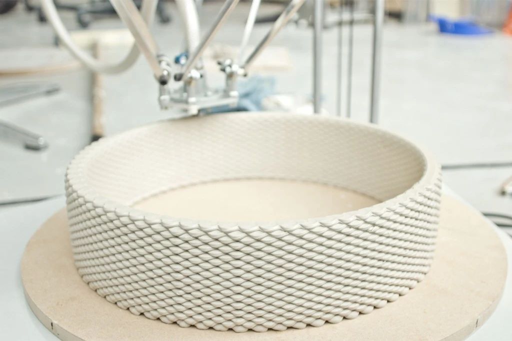 Impresora 3d imprimiendo un jarron