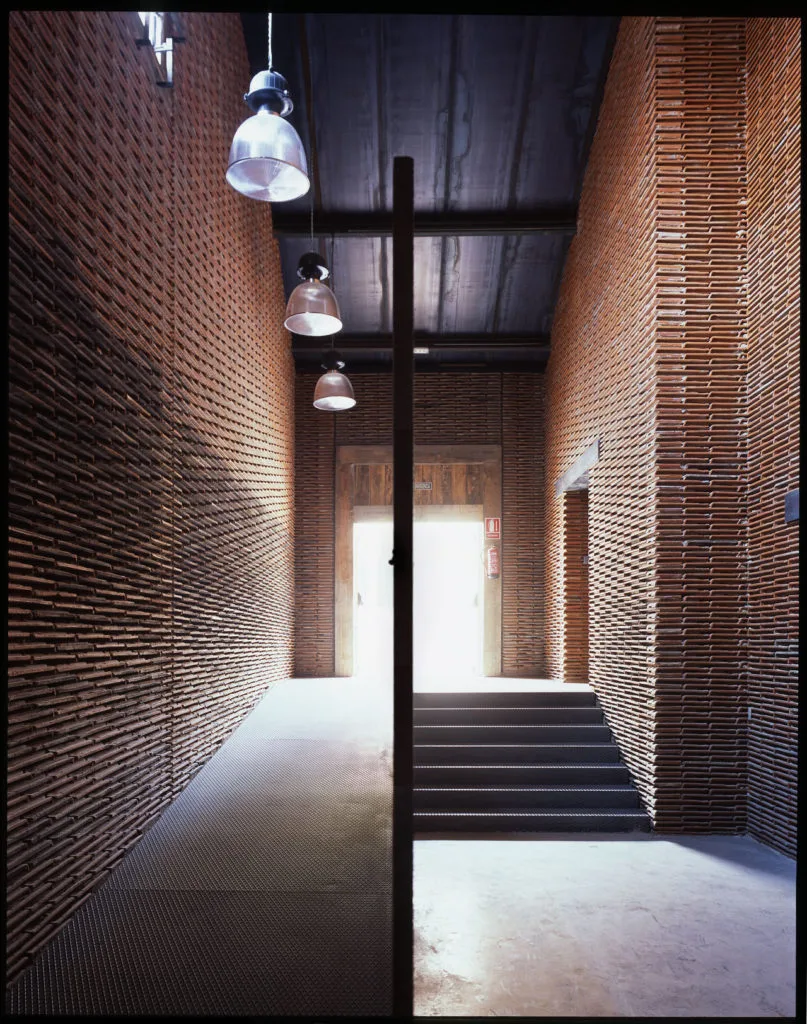 Las tejas que soñaron ser paredes en el Matadero de Madrid