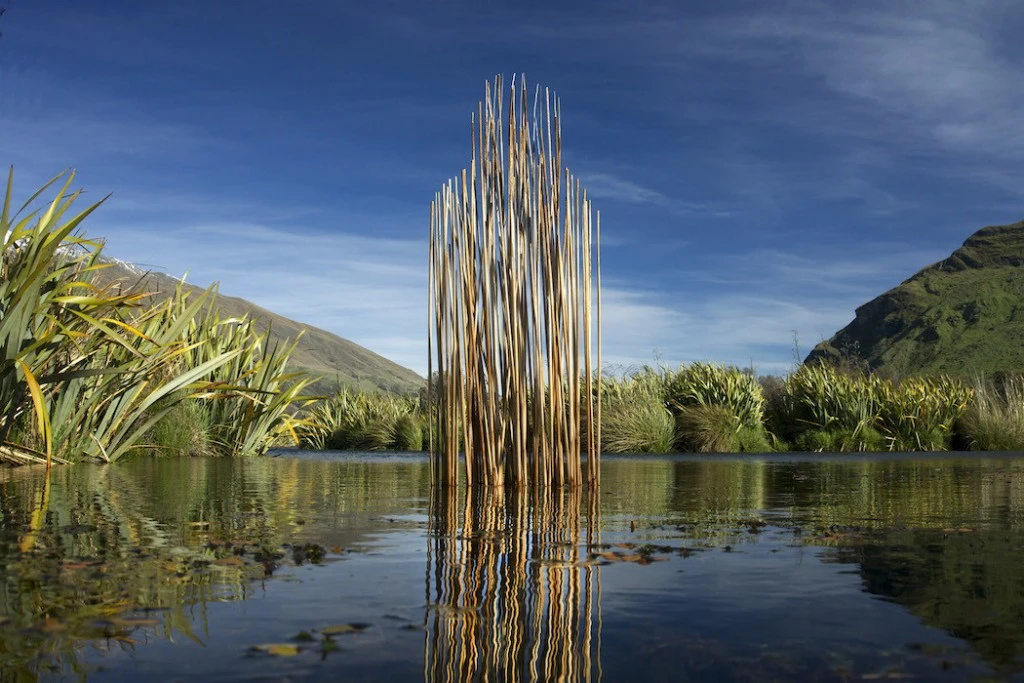 Escultura el guardian sobre el lago de Martin Hill