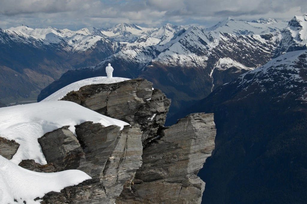 Escultura antropomorfa de hielo en alta montaña de martin hill