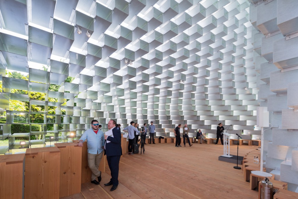 imagen tomada desde el interior del Serpentine Pavilion