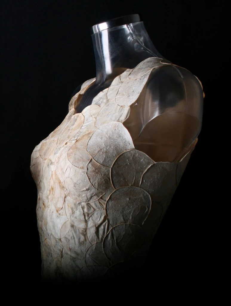 detalle del vestido con capas superpuestas de tejido de micelios