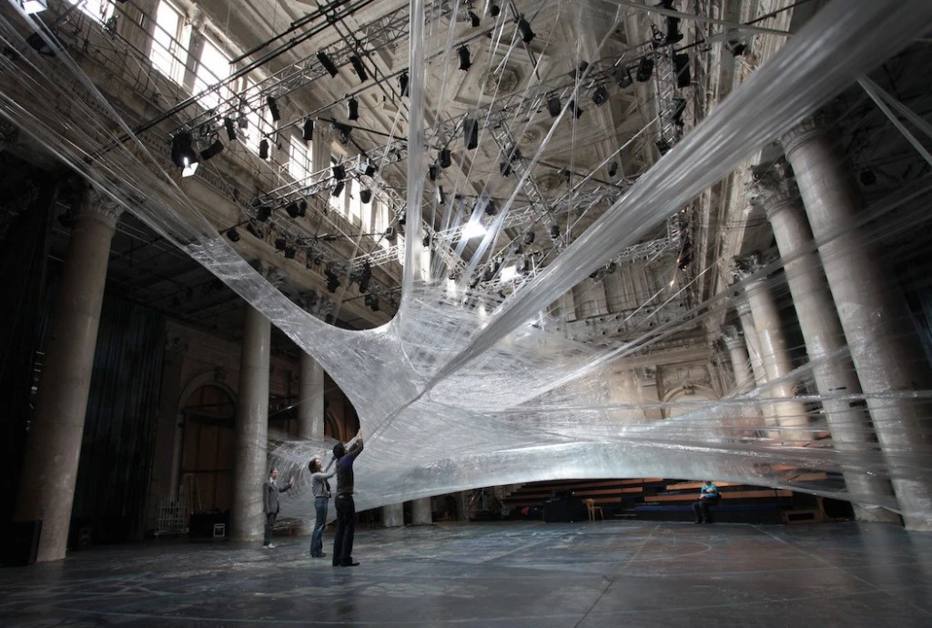Instalación de gran tamaño de Numen en interior de museo