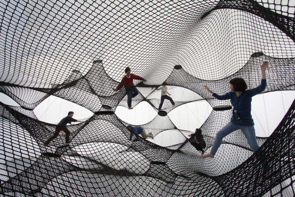 Instalación de cuerda suspendida en Yokohama