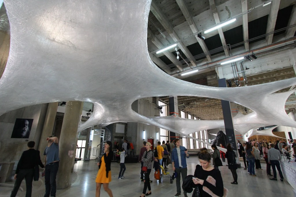 Detalle de instalacion tela de araña en museo de numen