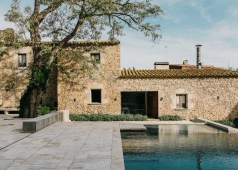 Decoración con travertino para el Castillo de Peratallada