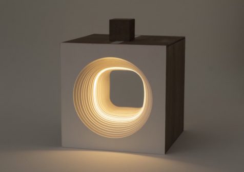 El dinamismo radiante de la lámpara cubo Panta Rei