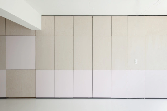 amplia zona de armarios en chapa de abedul y rosa pálido