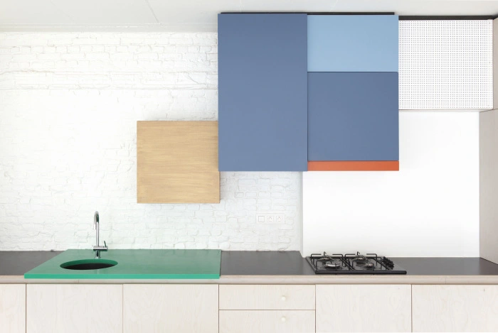 detalle de la encimera negra laminada con fregadero en verde