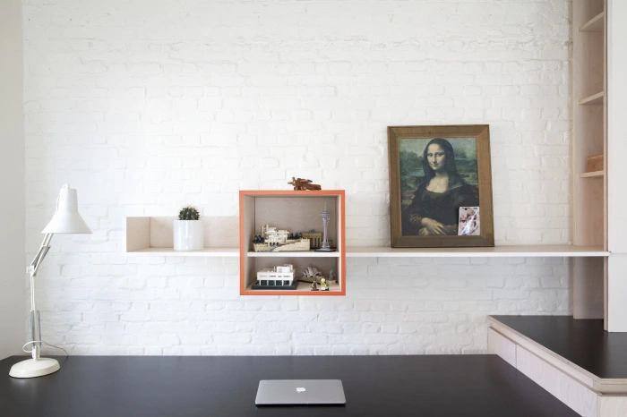 Escritorio de trabajo con doble estantería panelada