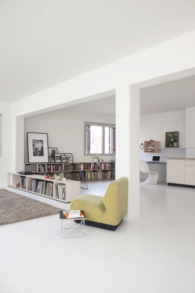 Iluminación natural proporcionada por el concepto abierto del proyecto