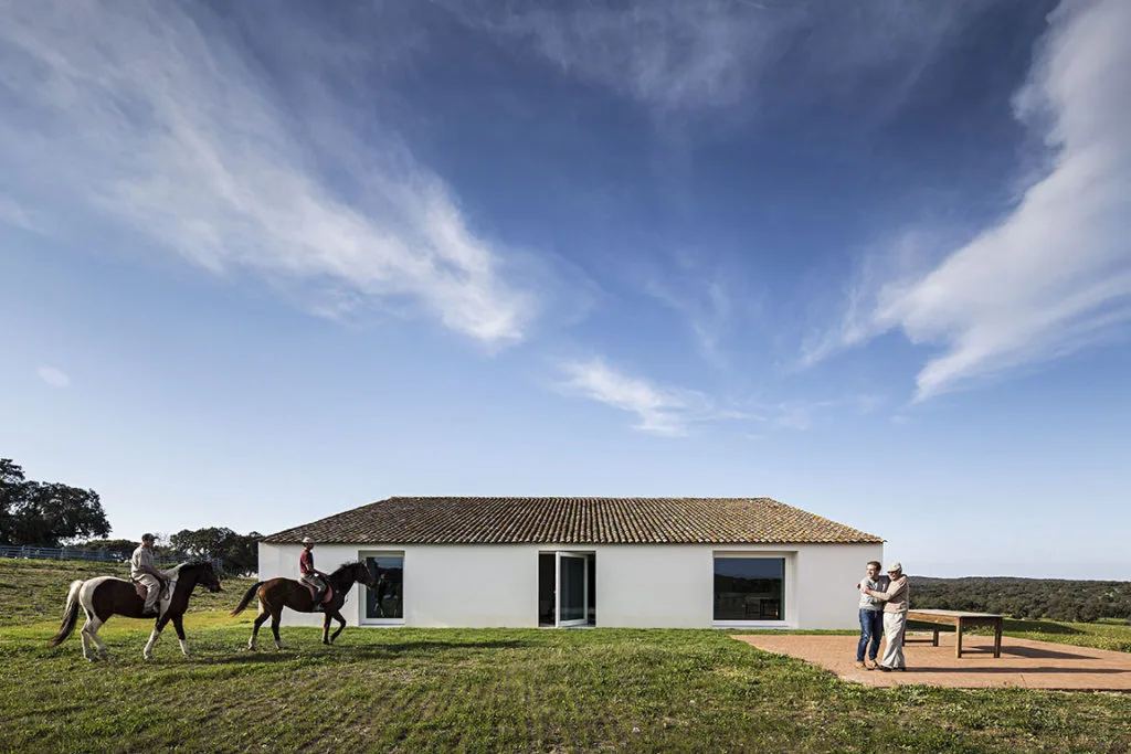 Casa no Tempo revitaliza la casa de labranza tradicional