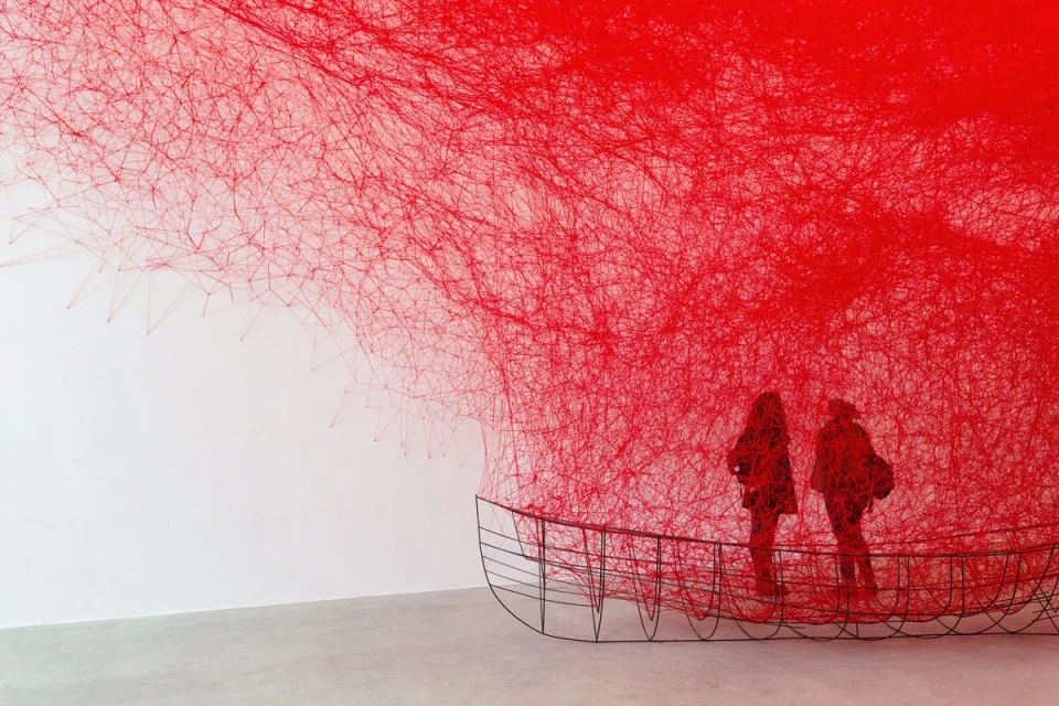 Los laberintos existenciales tejidos por Chiharu Shiota