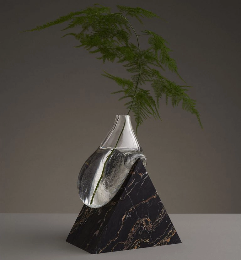 infinitive vases son una mezcla de recipiente y escultura