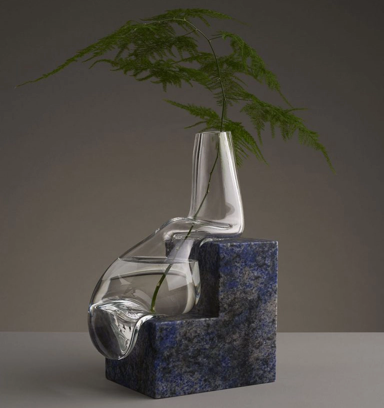 florero con formas geométricas que evolucionan caprichosamente