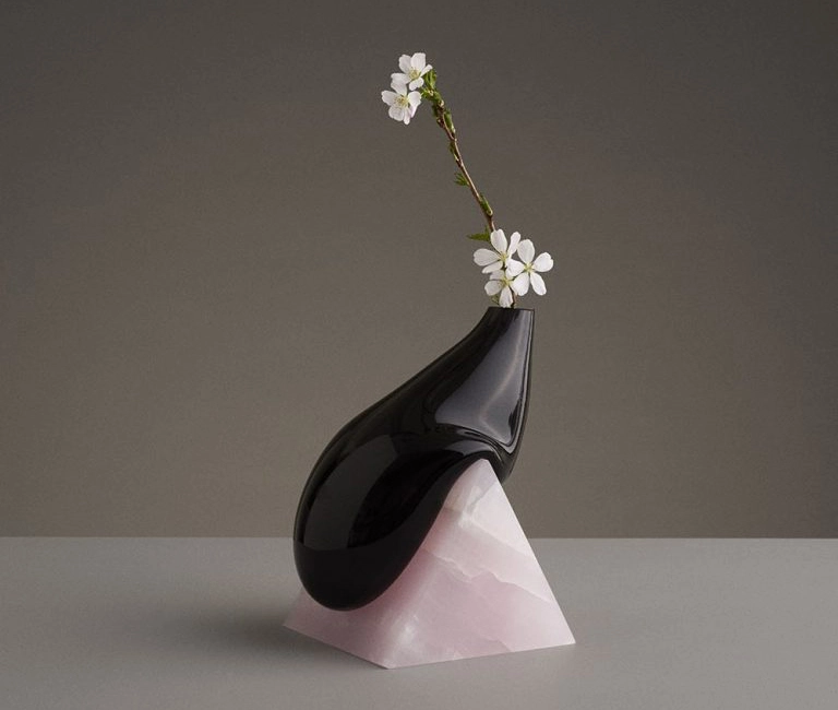 floreros deformados de vidrio soplado y piedra cortada