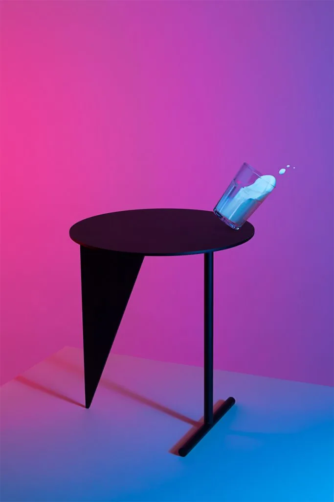 mesa estabile con pata en forma de triángulo invertido