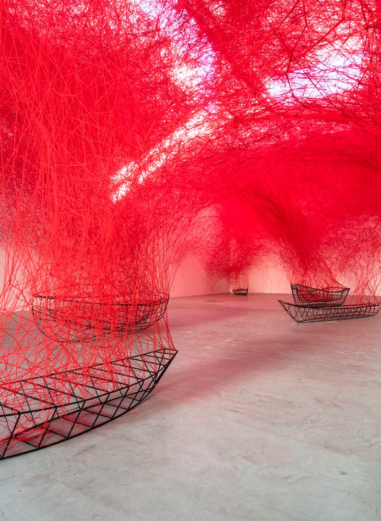 Uncertain journey por Chiharu Shiota