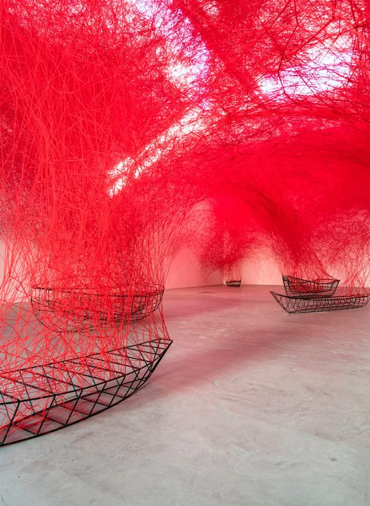 Uncertain journey por Chiharu Shiota