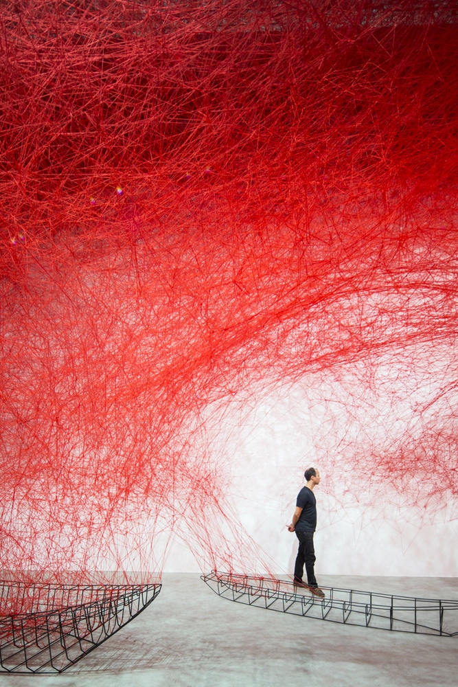 Uncertain journey por Chiharu Shiota
