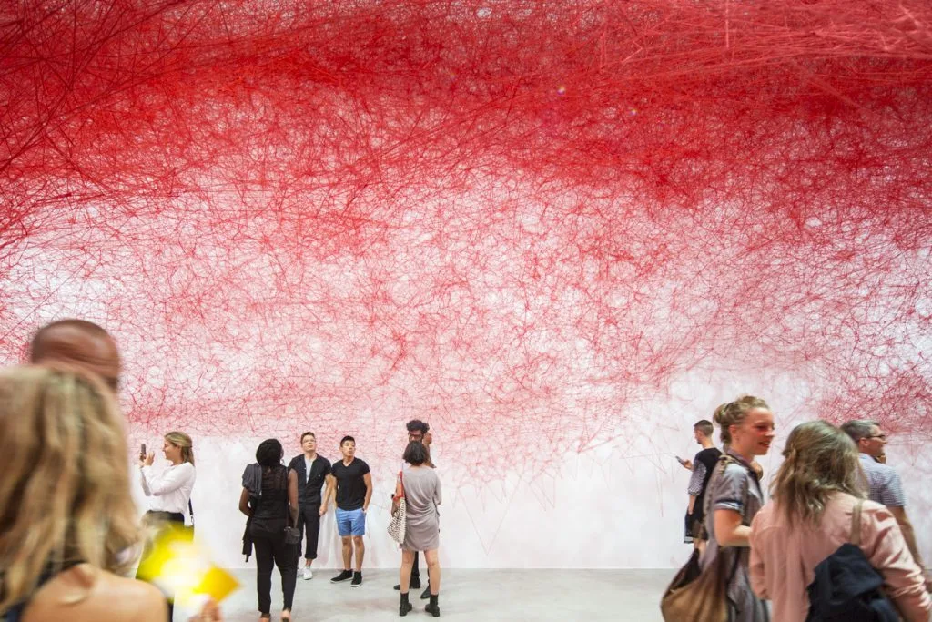 Uncertain journey por Chiharu Shiota