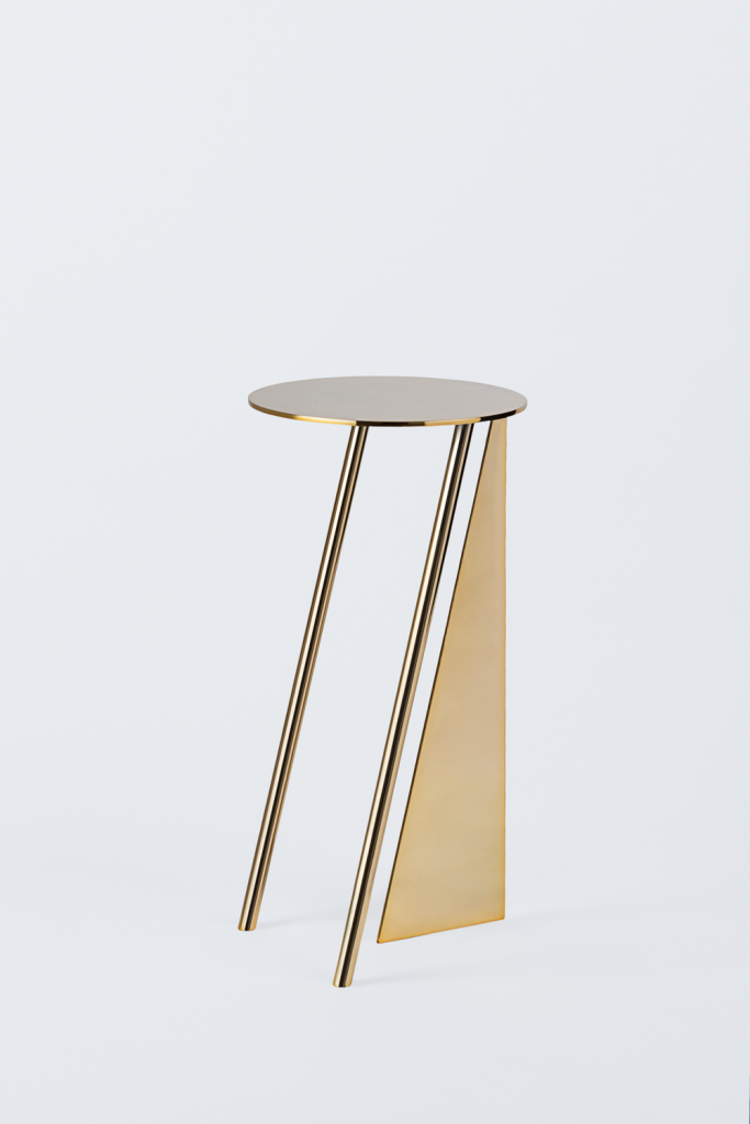 mesa stabile con acabado en oro