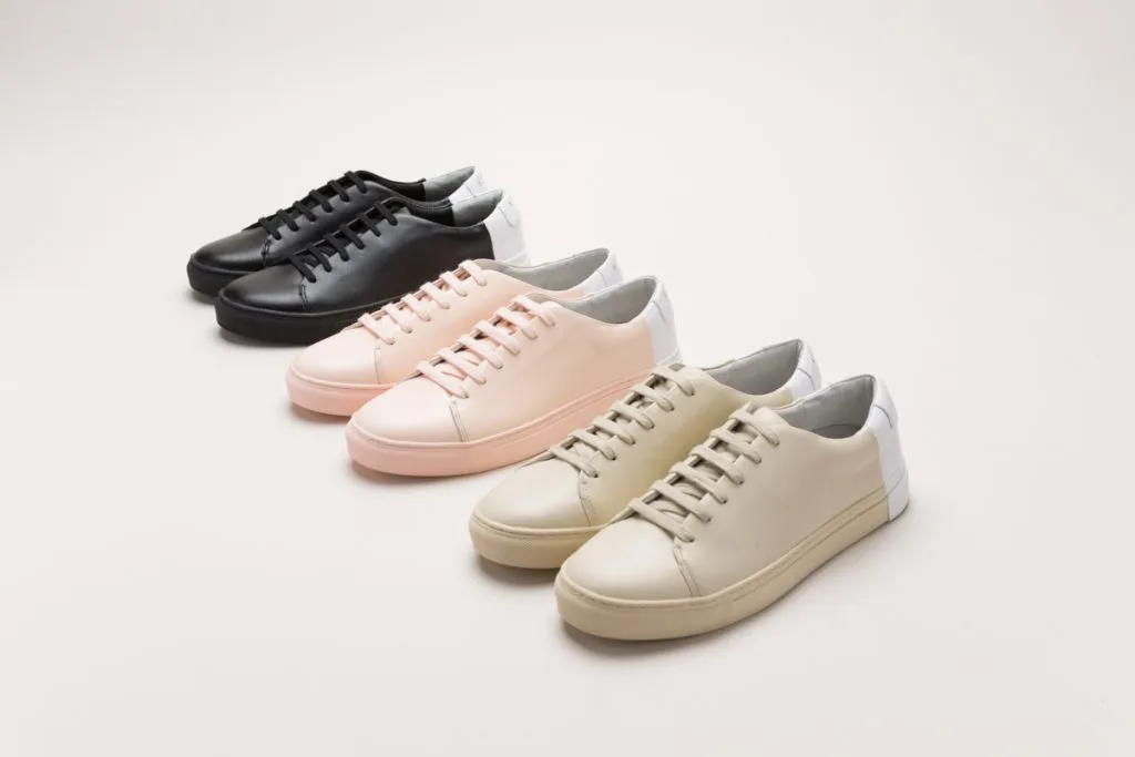 detalle de varias zapatillas en varios colores, rosa palo, beis claro y negro