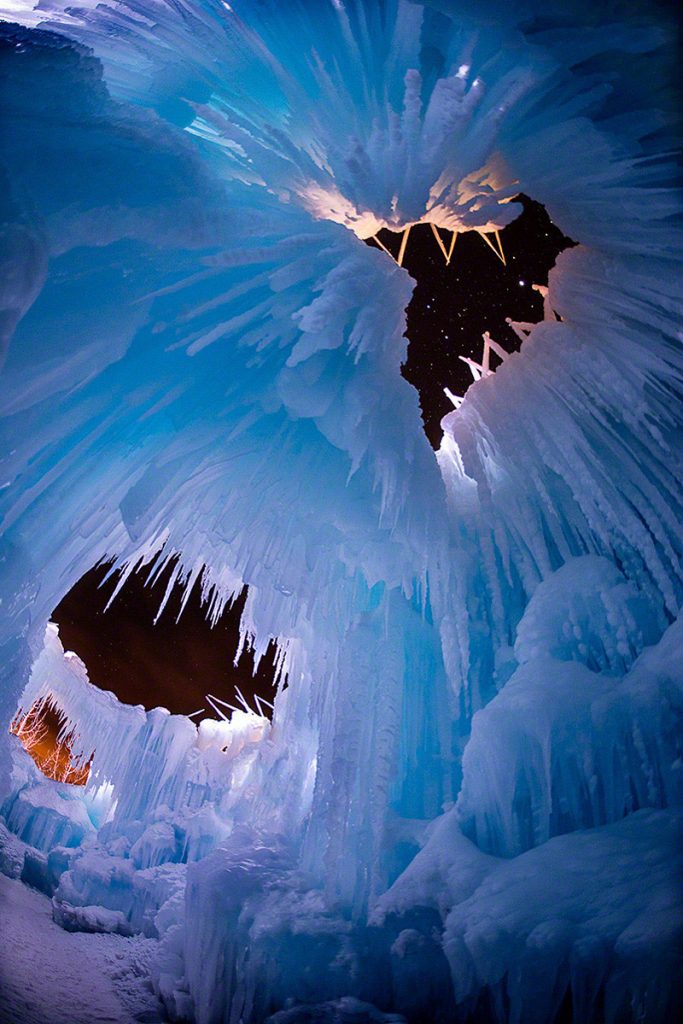 Detalle de los carámbanos de un castillo de hielo en la instalación 