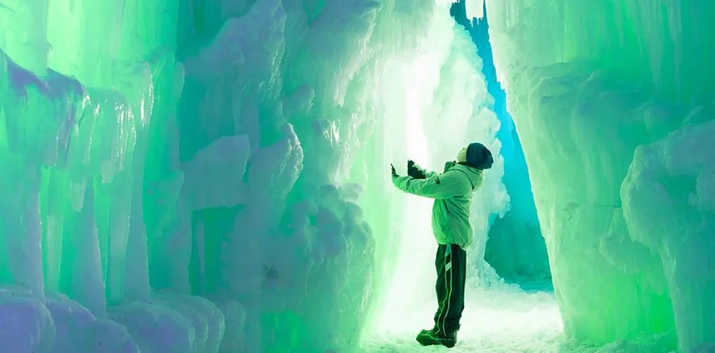 Detalle de la atracción helada convirtiéndose en un espectáculo de luces led