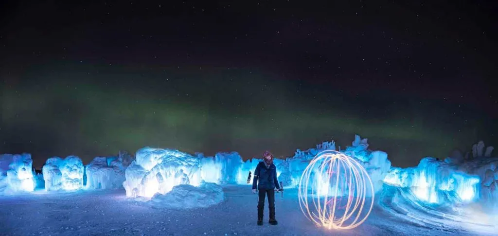 Detalle de los ice castles por la noche de diciembre a marzo 