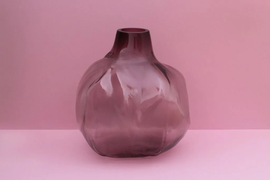 Los jarrones imperfectos en tela cristalina de Fabio Vogel