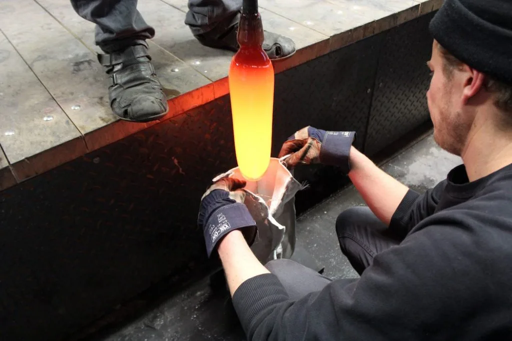 El vidrio al rojo vivo es un material «orgánico»y de evolución imprevisible dentro del molde