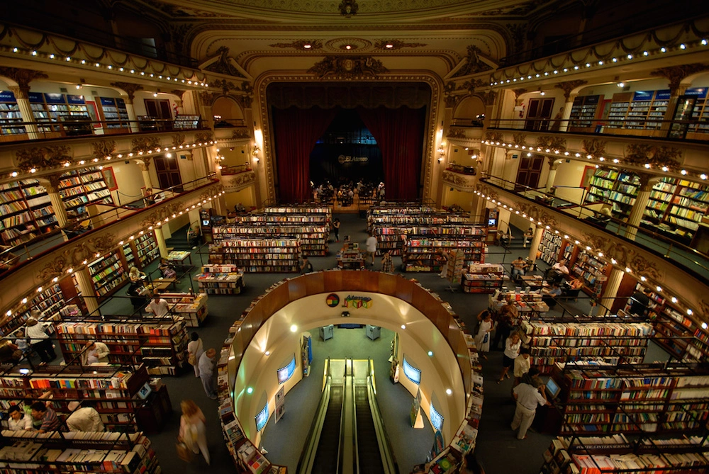 La función nunca termina en el paraíso porteño de los libros