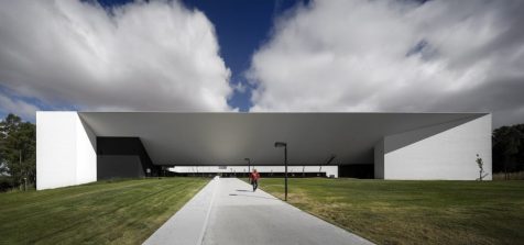 Un pórtico gigantesco recibe a los universitarios en Beja