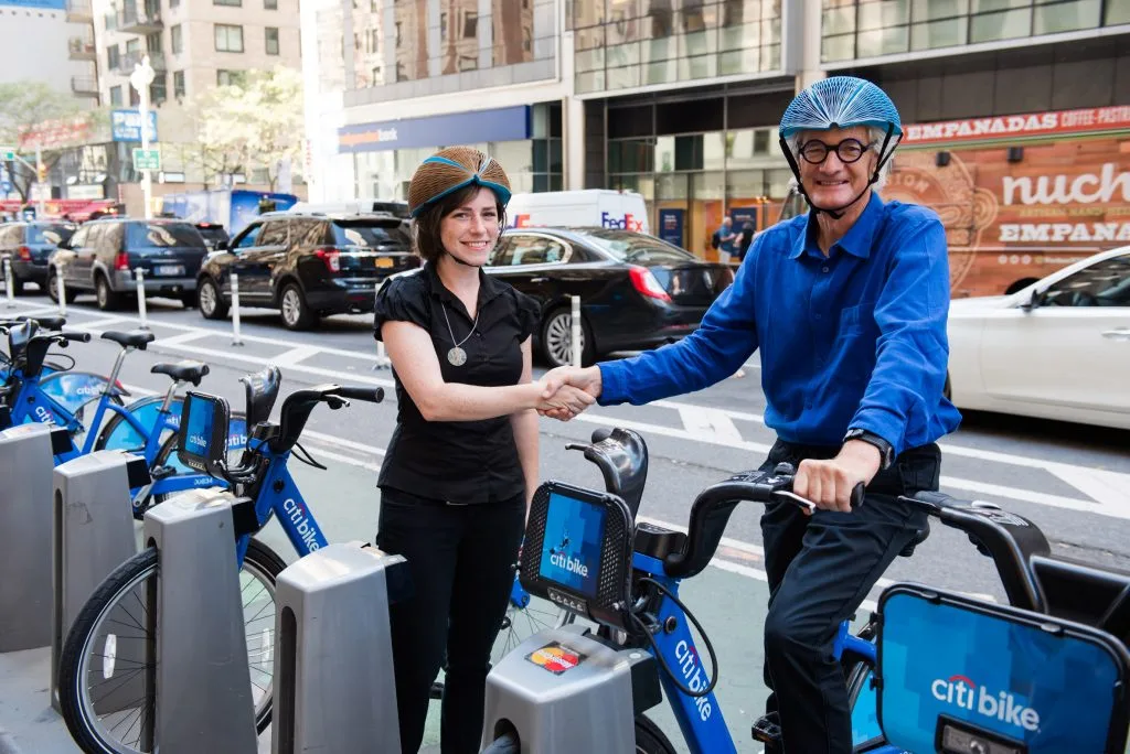 Isis Shiffer junto con James Dyson