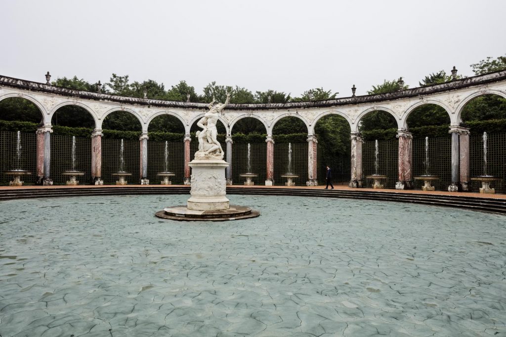 Detalle de Glacial Rock Flour Garden con el suelo sediento