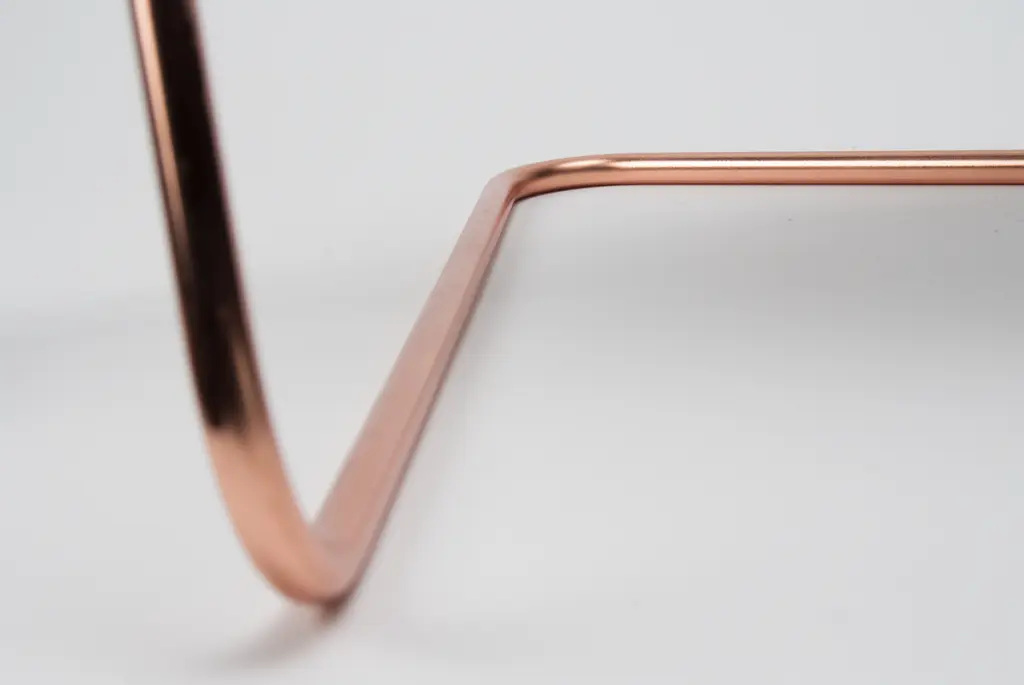 Detalle de Focal Point con base triangular en cobre macizo 